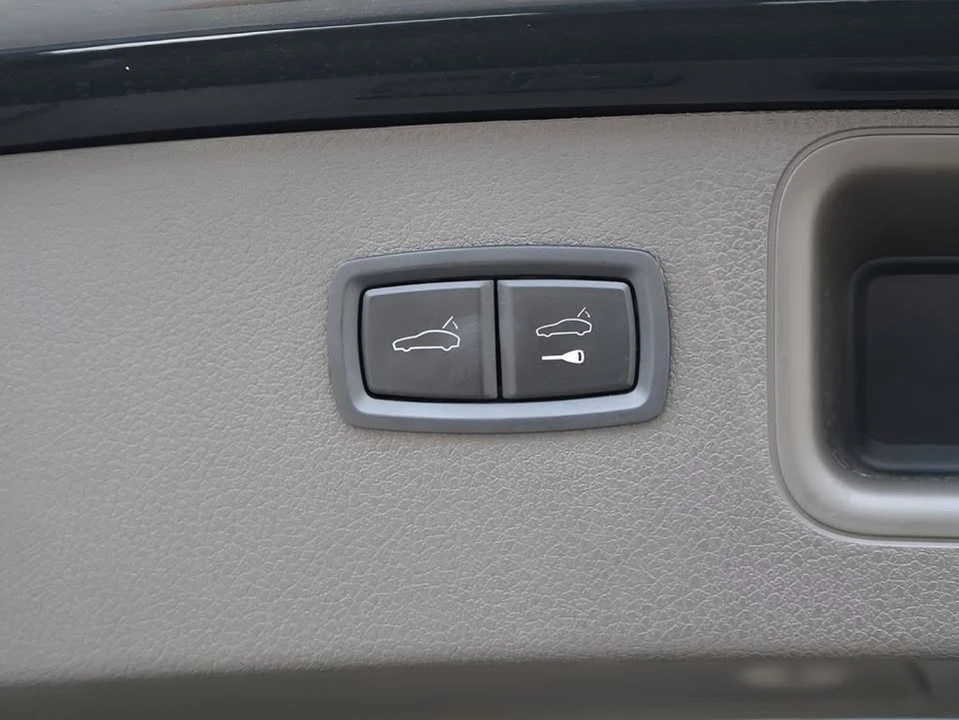 2024 Porsche Macan - Image 18 of 20