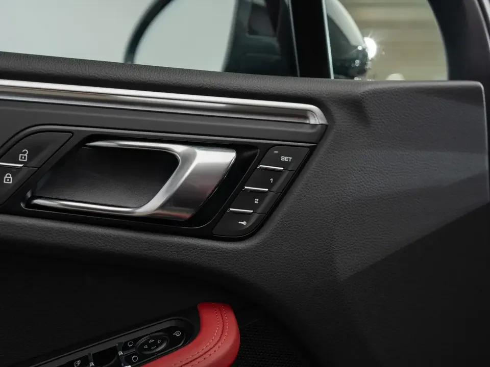 2024 Porsche Macan - Image 19 of 20