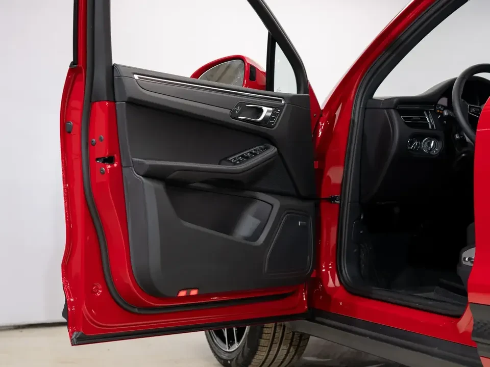 2024 Porsche Macan - Image 19 of 20