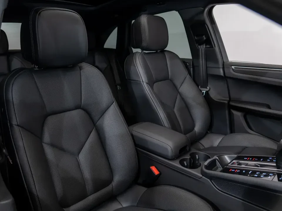 2024 Porsche Macan - Image 18 of 20