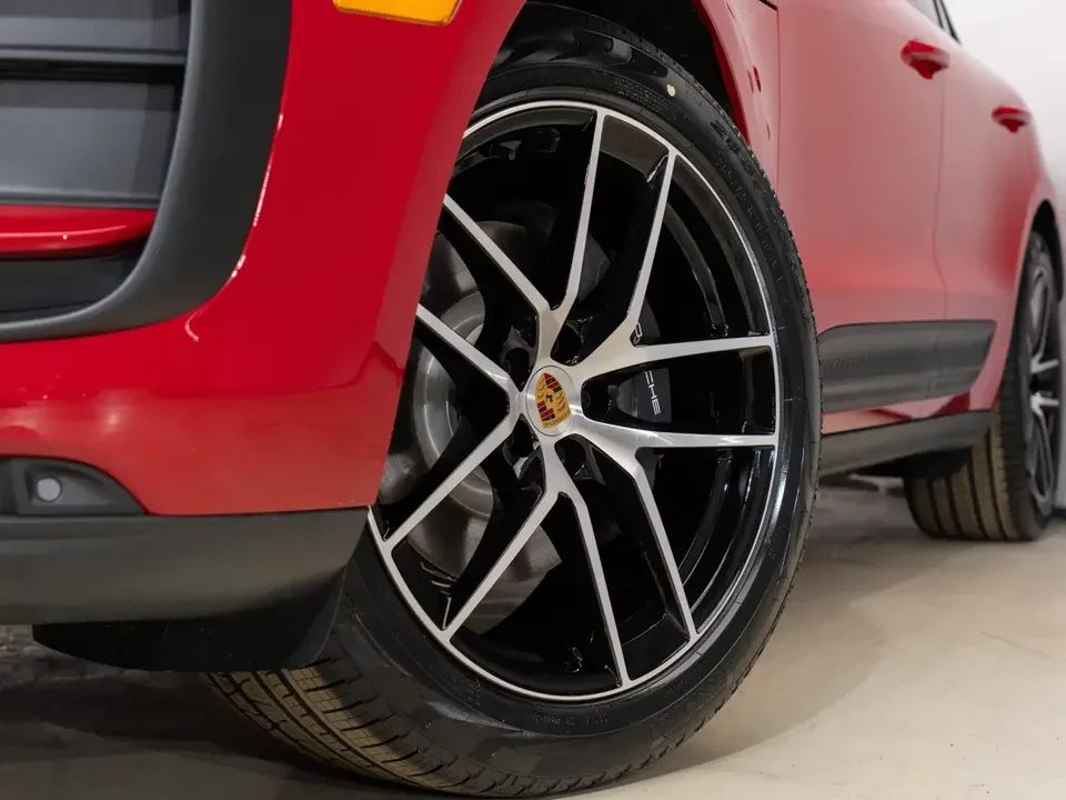 2024 Porsche Macan - Image 17 of 20