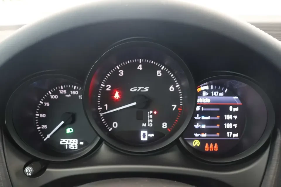 2024 Porsche Macan - Image 6 of 8