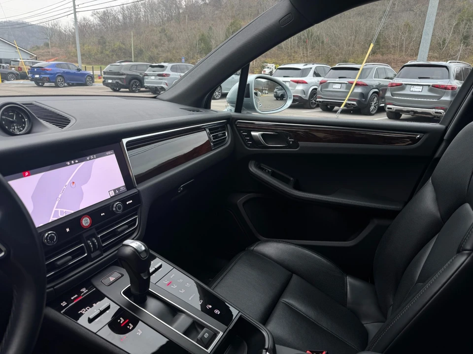 2024 Porsche Macan - Image 19 of 21