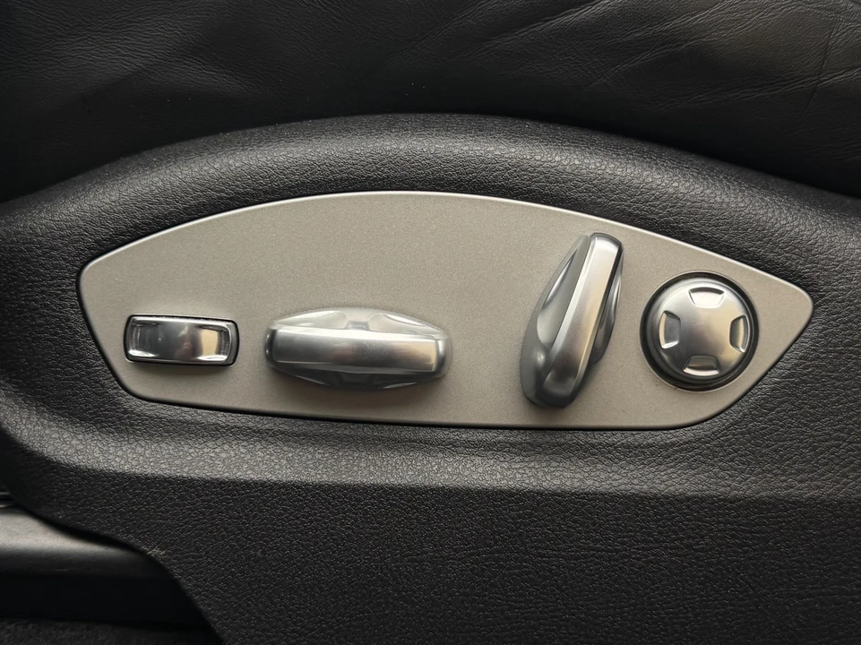 2024 Porsche Macan - Image 16 of 21