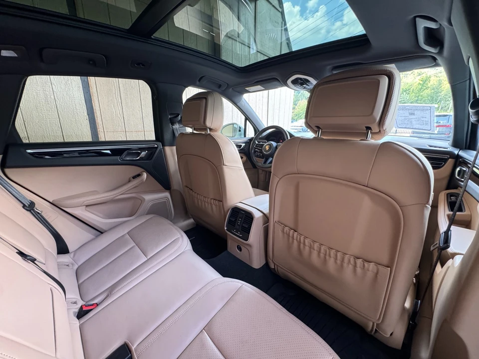 2024 Porsche Macan - Image 28 of 31