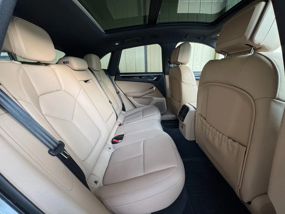 2024 Porsche Macan - Image 27 of 31