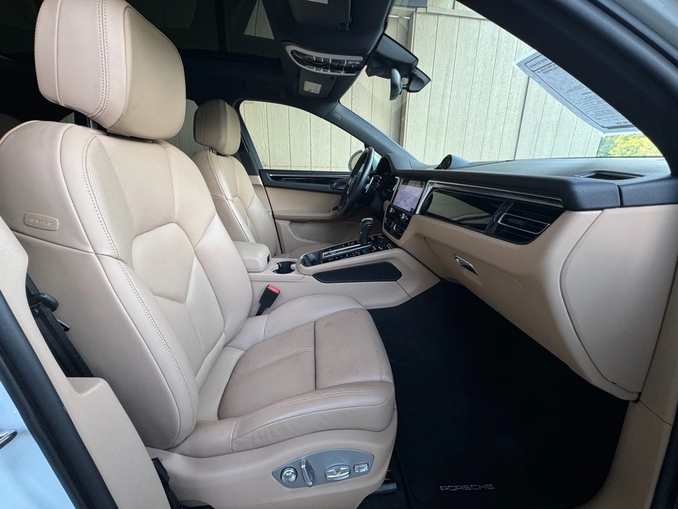 2024 Porsche Macan - Image 17 of 31