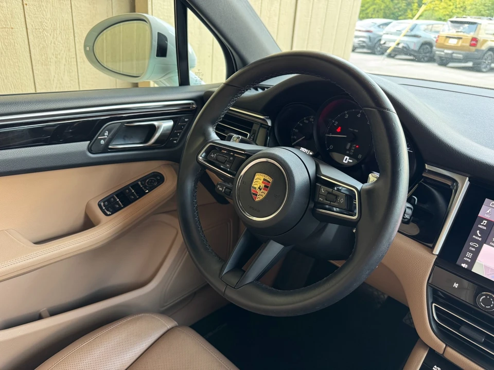 2024 Porsche Macan - Image 26 of 31