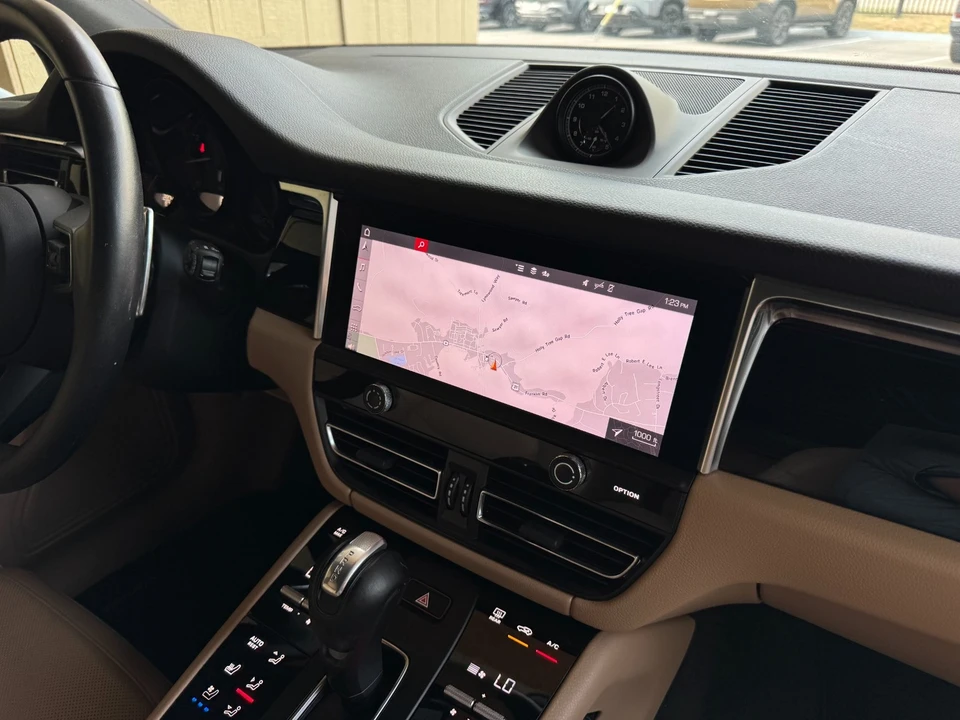 2024 Porsche Macan - Image 24 of 31