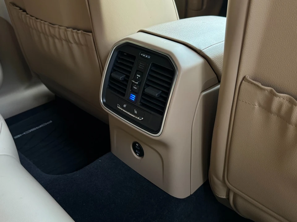 2024 Porsche Macan - Image 30 of 31