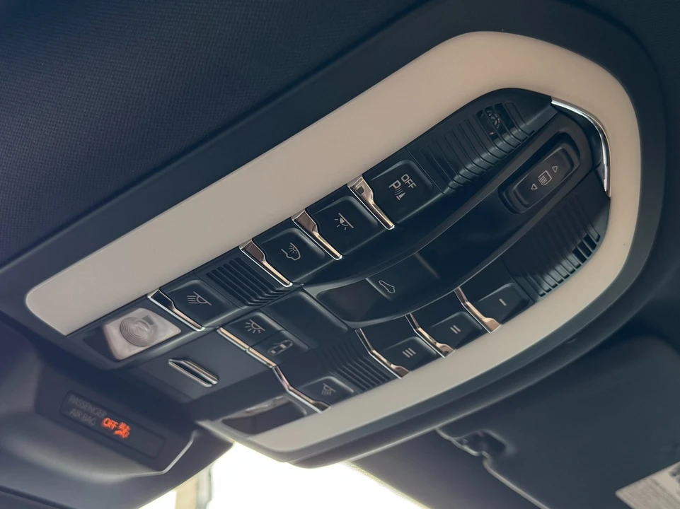 2024 Porsche Macan - Image 16 of 31