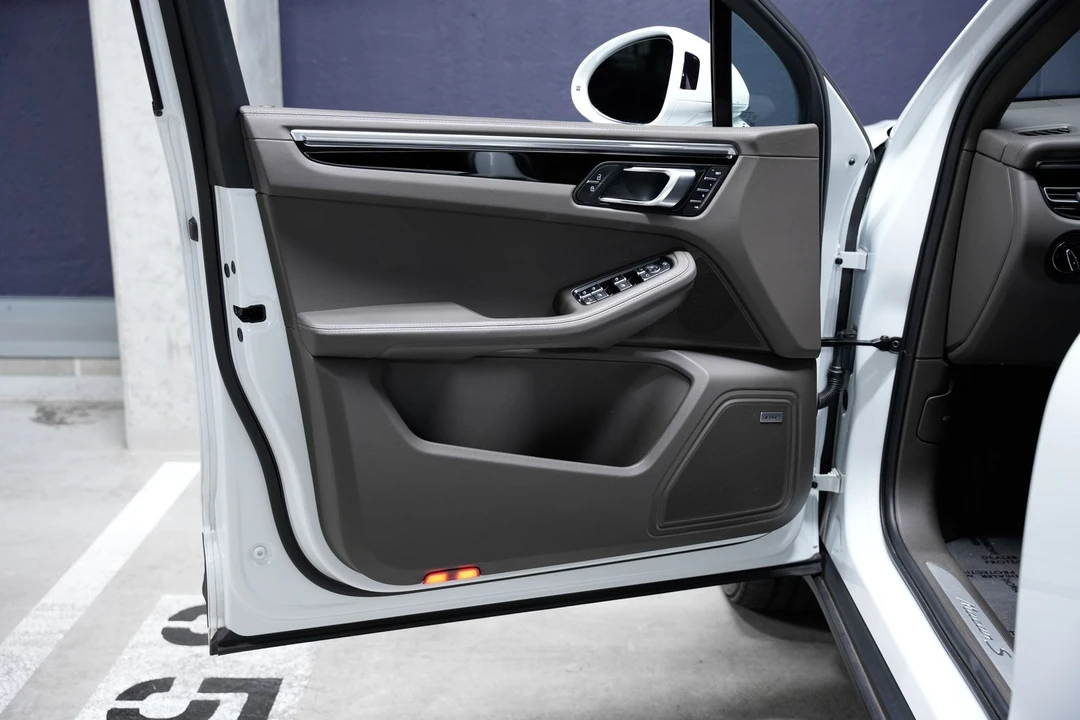 2024 Porsche Macan S - Image 24 of 31