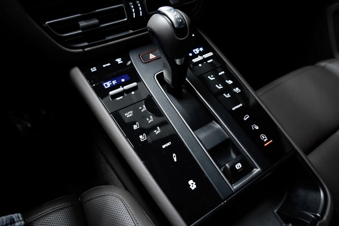 2024 Porsche Macan S - Image 15 of 31