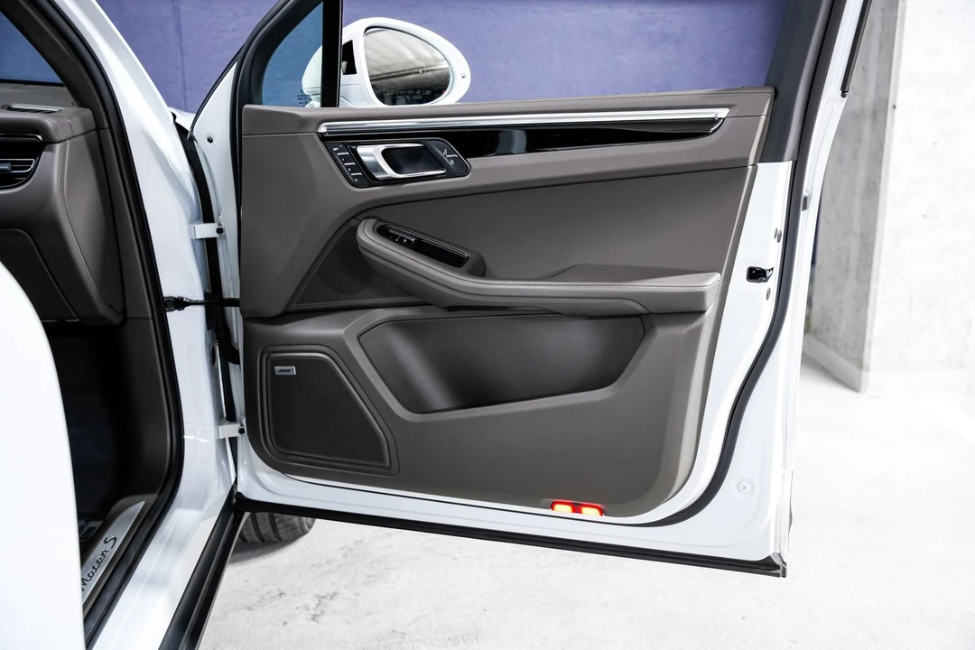 2024 Porsche Macan S - Image 25 of 31