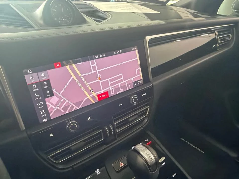 2024 Porsche Macan - Image 17 of 18