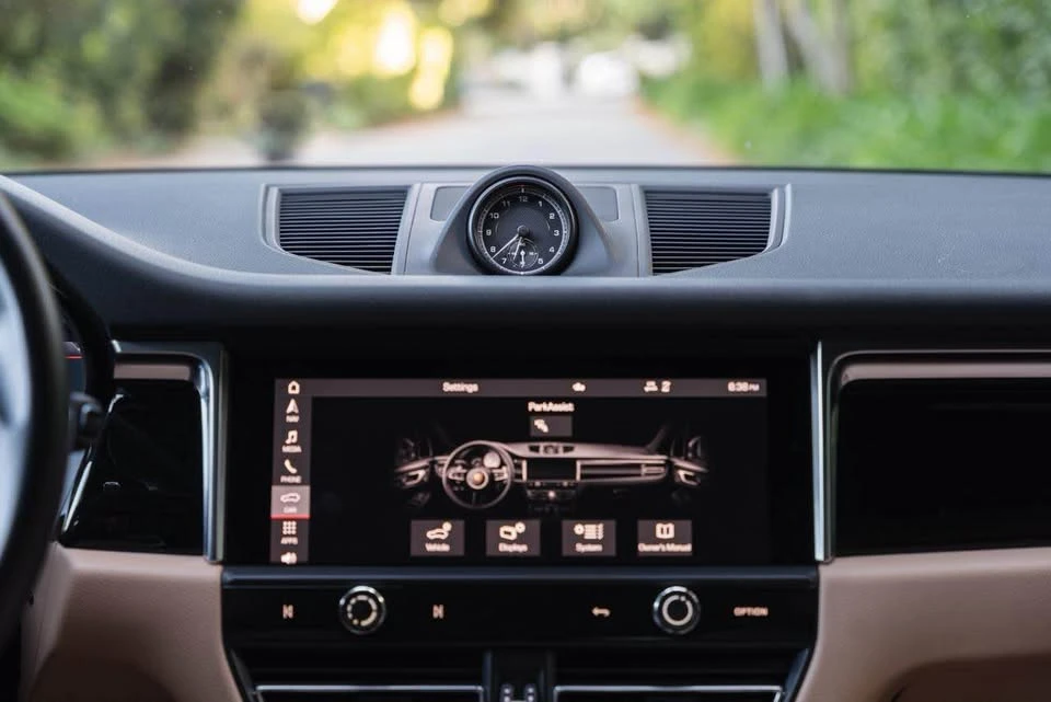 2024 Porsche Macan - Image 2 of 10