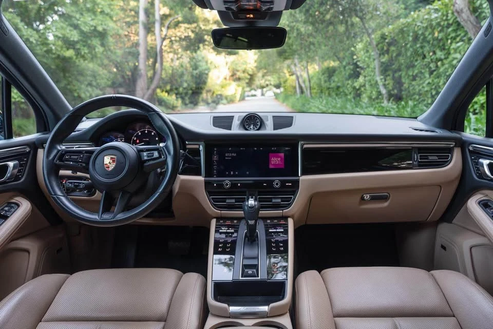 2024 Porsche Macan - Image 9 of 10