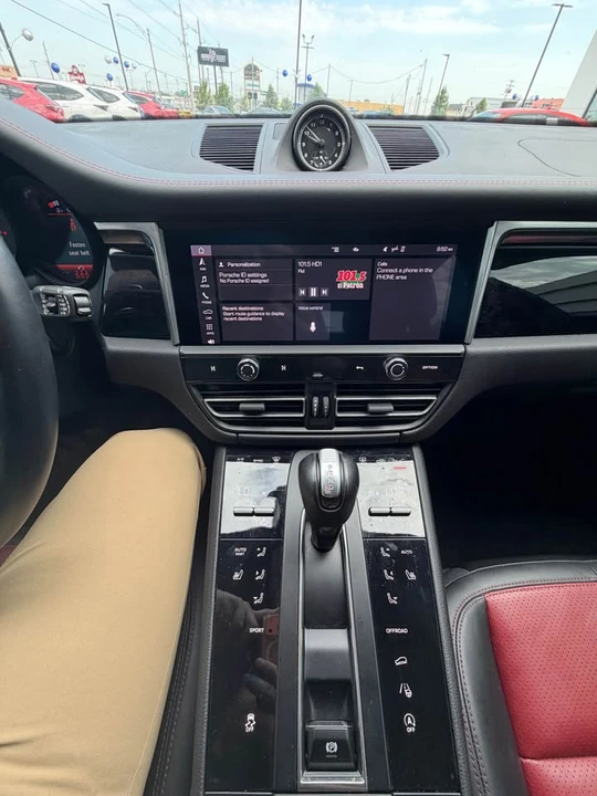 2024 Porsche Macan - Image 9 of 9