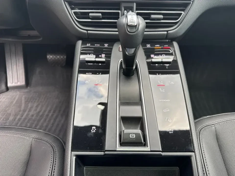 2024 Porsche Macan T - Image 16 of 20
