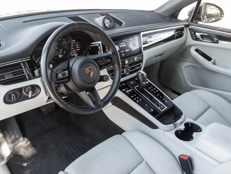 2024 Porsche Macan T - Image 4 of 8