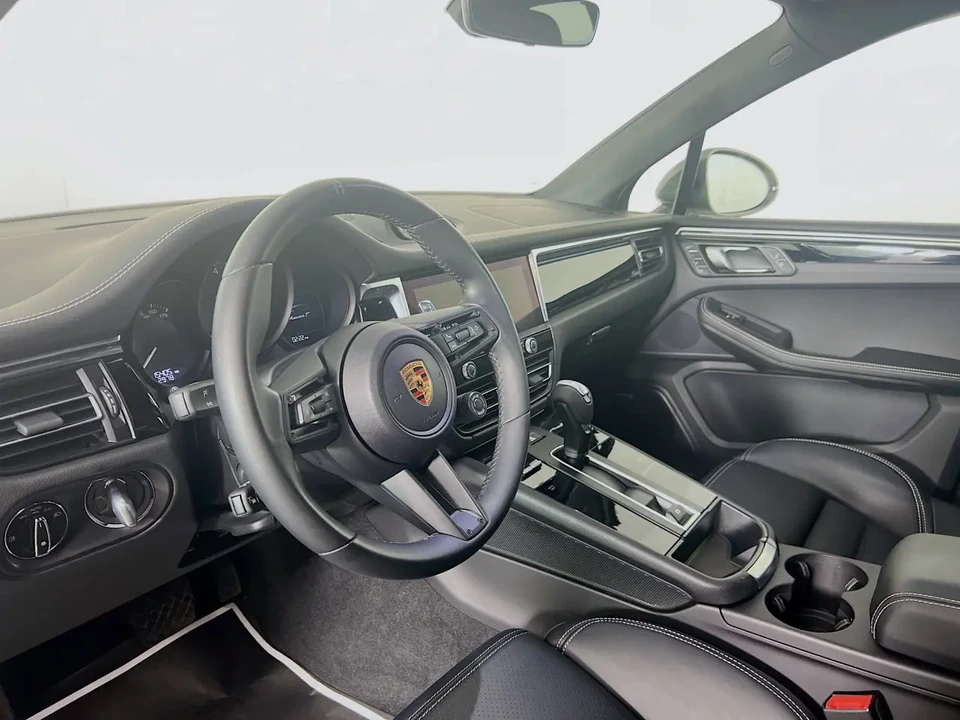 2024 Porsche Macan T - Image 4 of 6