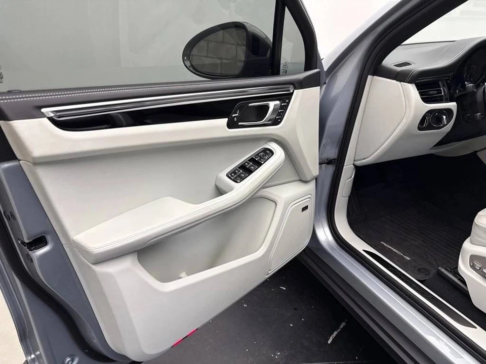 2024 Porsche Macan T - Image 4 of 5