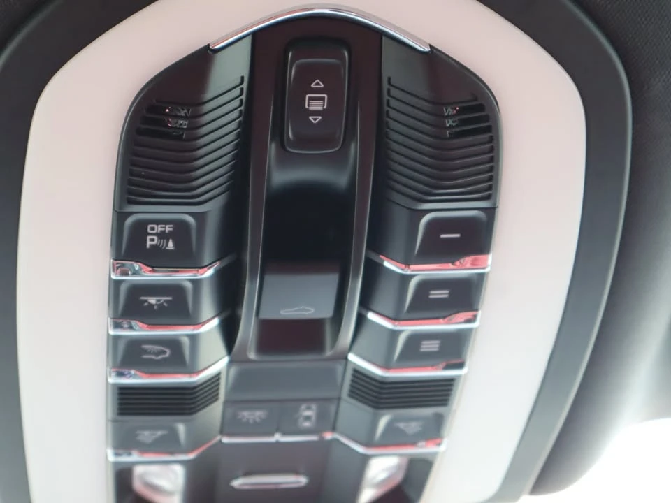 2024 Porsche Macan T - Image 15 of 20