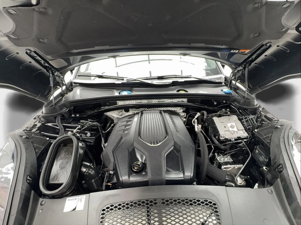 2024 Porsche Macan T - Image 17 of 31