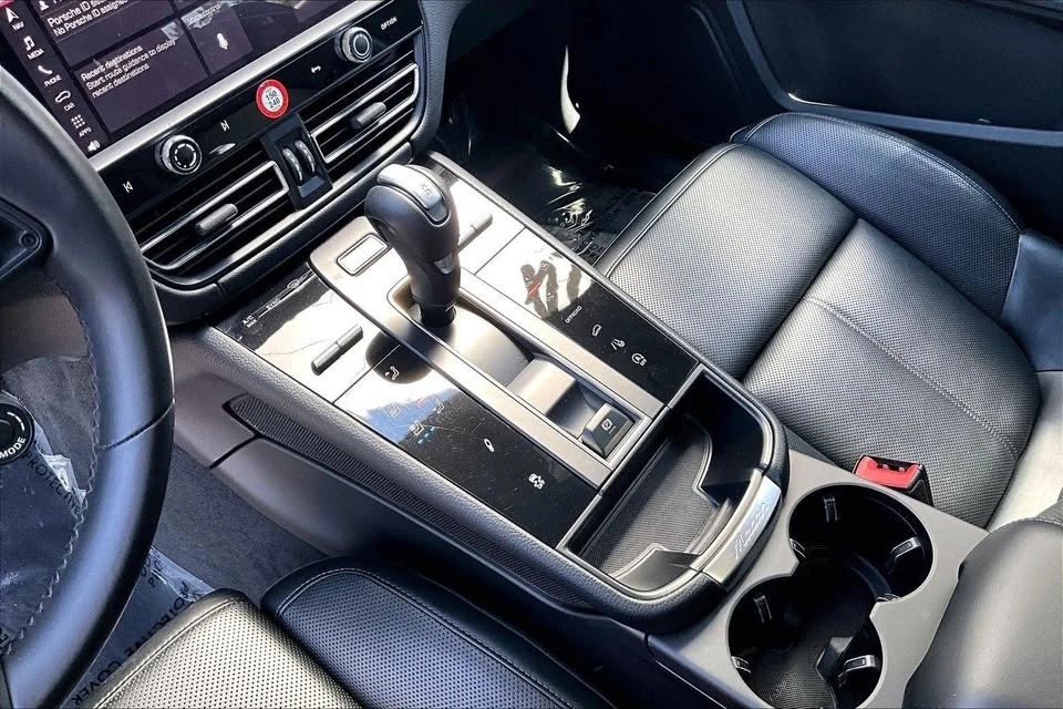 2024 Porsche Macan T - Image 10 of 15