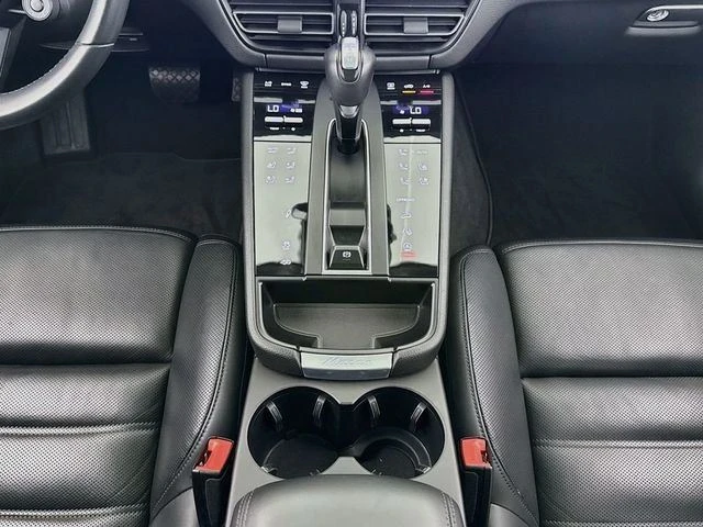2024 Porsche Macan T - Image 16 of 20