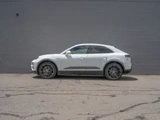 2024 Porsche Macan - Image 13 of 31