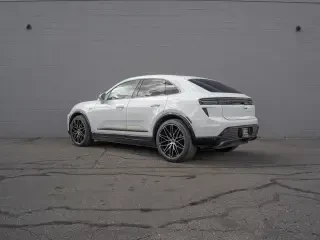 2024 Porsche Macan - Image 21 of 31