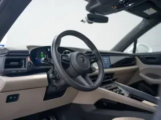 2024 Porsche Macan - Image 29 of 31