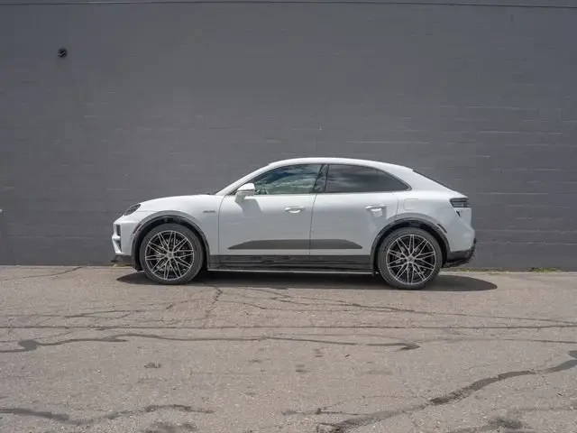 2024 Porsche Macan - Image 14 of 31