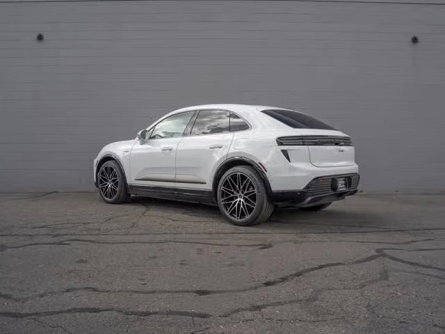 2024 Porsche Macan - Image 19 of 31