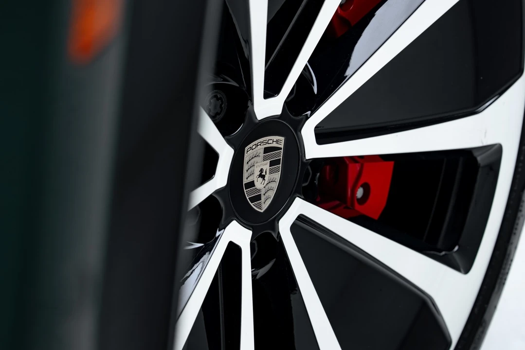 2024 Porsche Macan Electric - Image 21 of 31