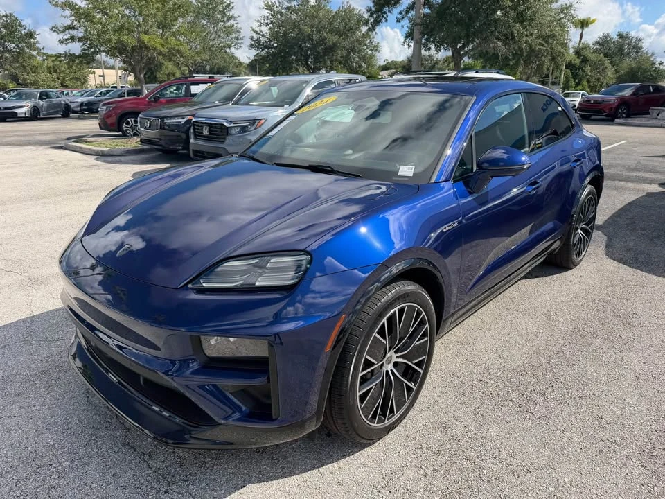 2024 Porsche Macan Turbo - Image 8 of 19