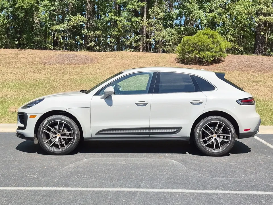 2024 Porsche Macan - Image 16 of 31