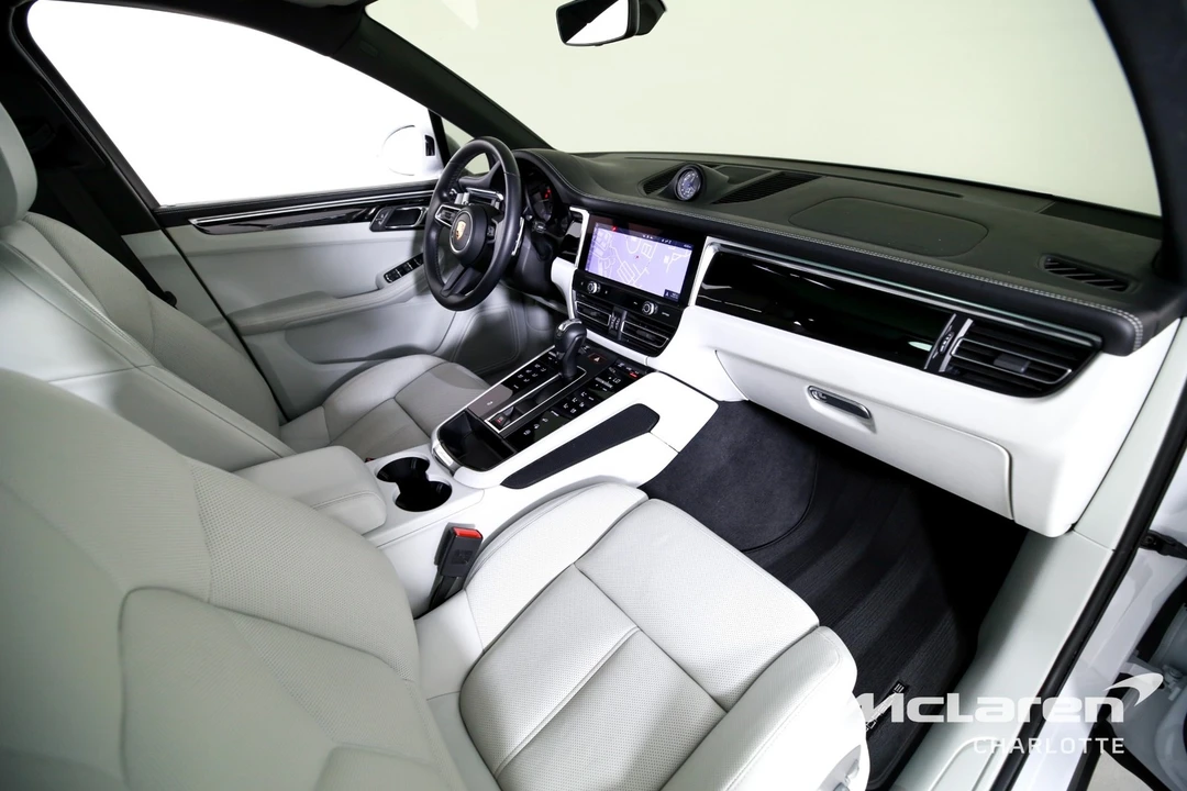 2024 Porsche Macan - Image 26 of 31
