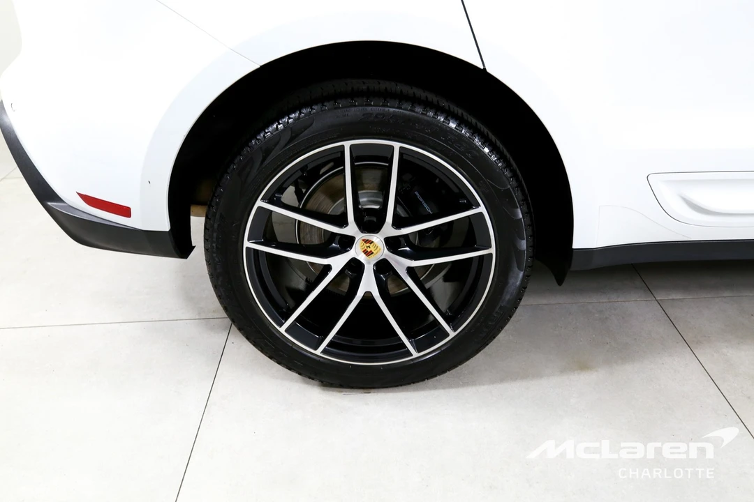 2024 Porsche Macan - Image 30 of 31