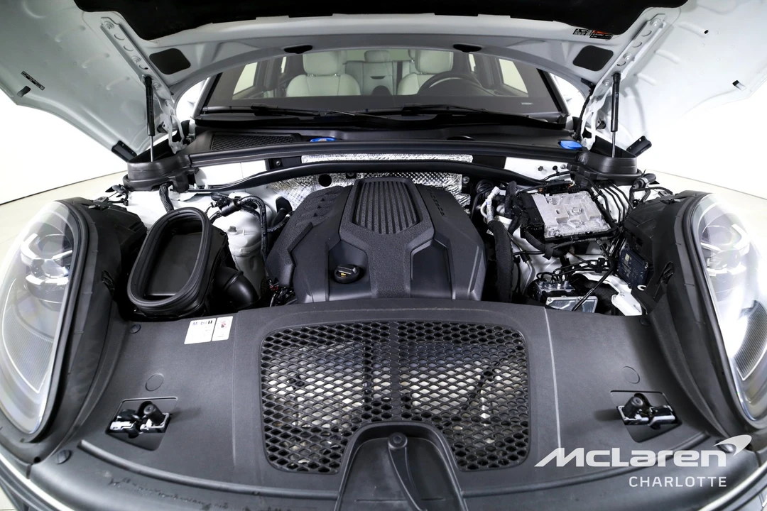 2024 Porsche Macan - Image 29 of 31