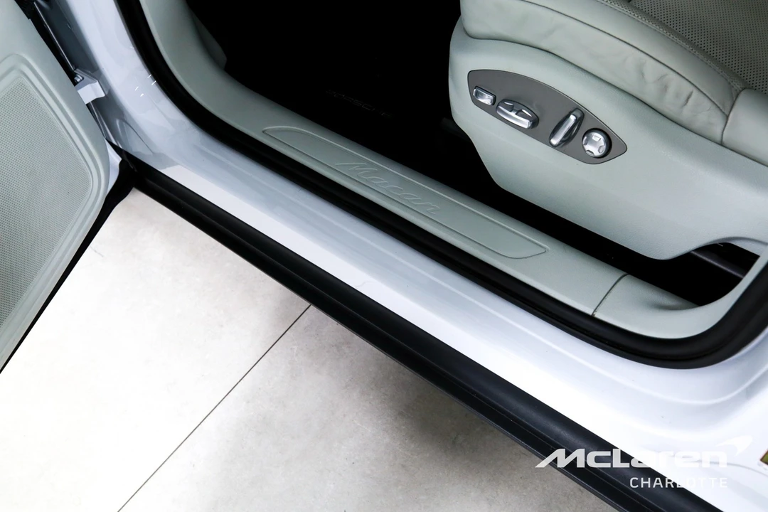 2024 Porsche Macan - Image 16 of 31