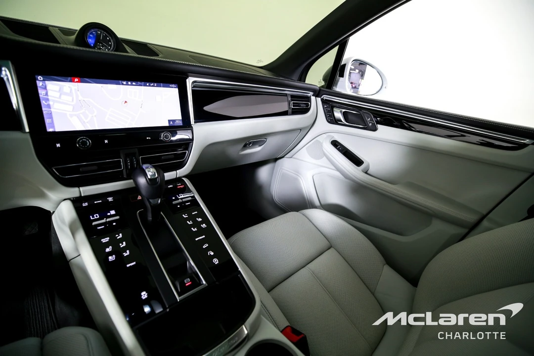 2024 Porsche Macan - Image 15 of 31