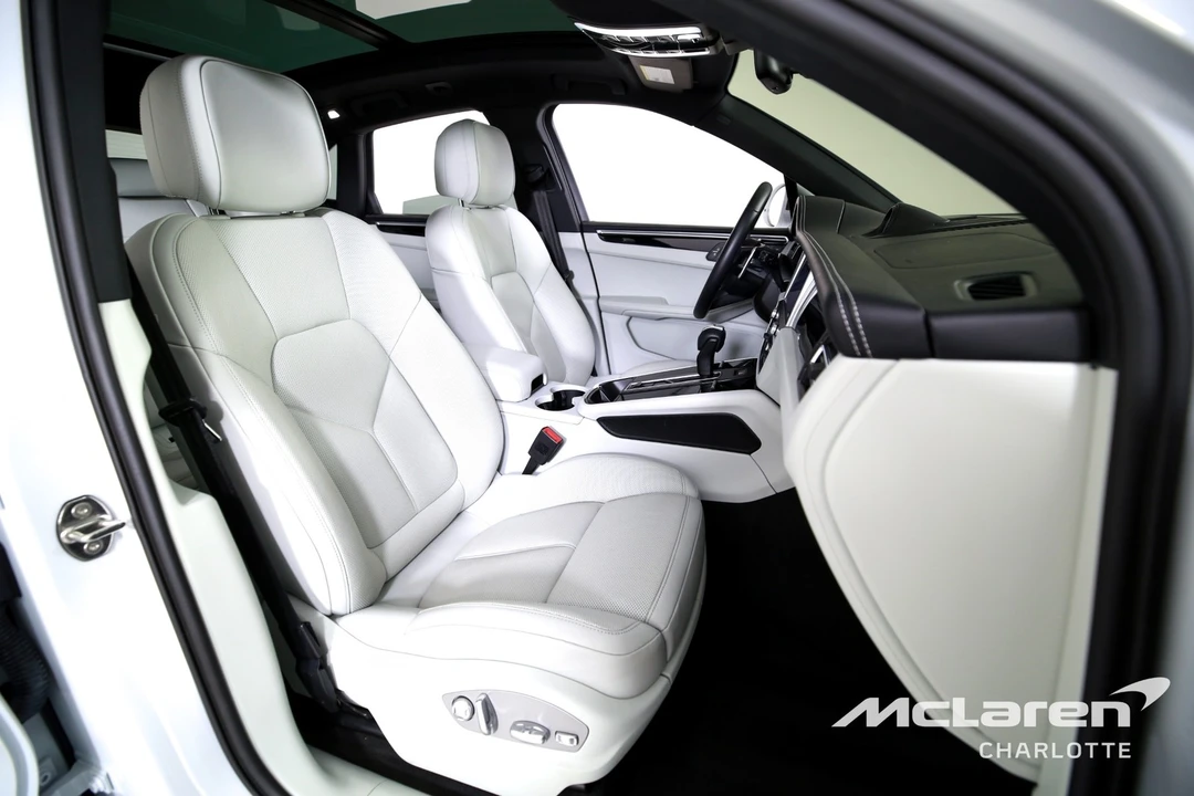 2024 Porsche Macan - Image 25 of 31