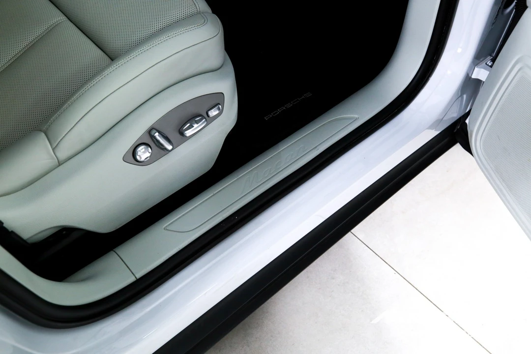 2024 Porsche Macan - Image 28 of 31