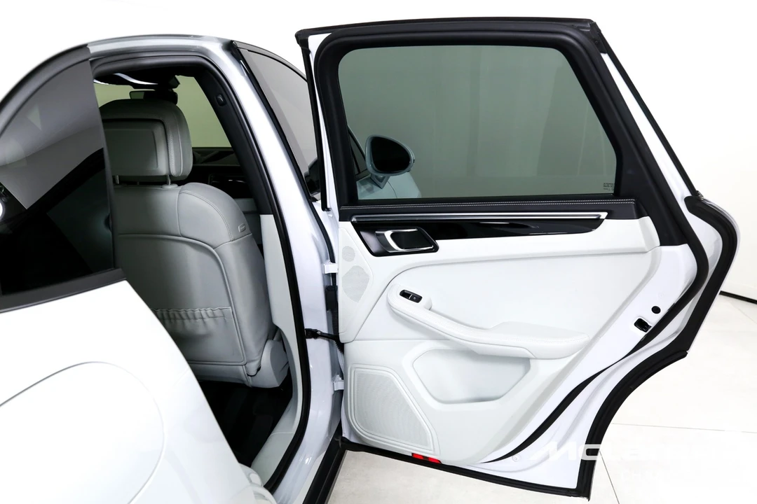 2024 Porsche Macan - Image 21 of 31