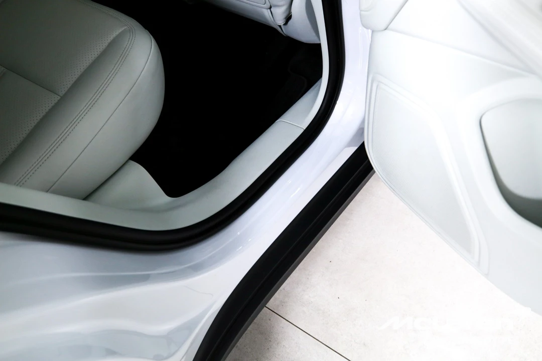 2024 Porsche Macan - Image 23 of 31