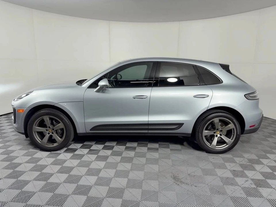 2024 Porsche Macan - Image 2 of 4