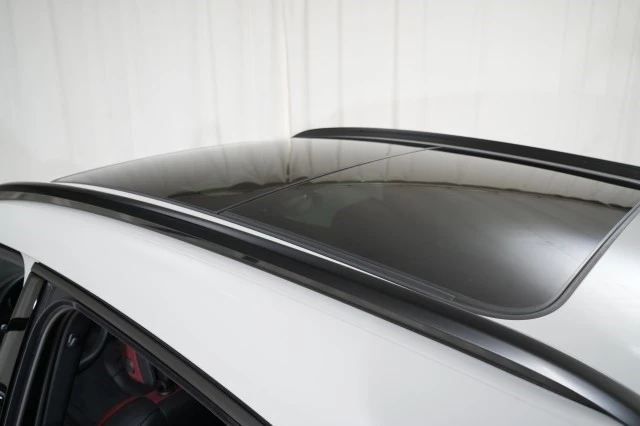 2024 Porsche Macan - Image 18 of 21