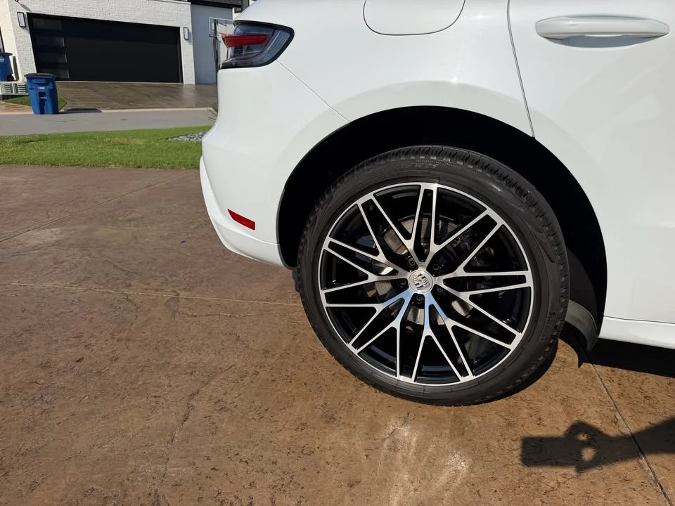 2024 Porsche Macan - Image 14 of 16